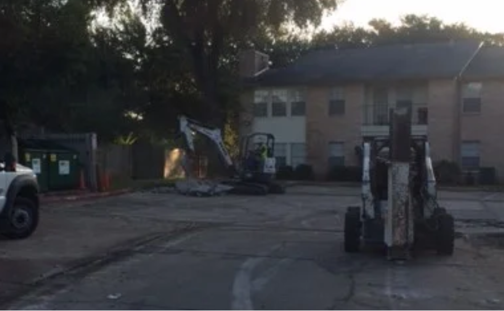 Heavy-duty jackhammer concrete breaking operation (5)